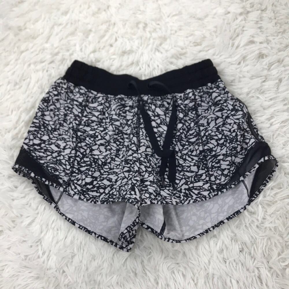 Lululemon Hotty Hot Short (Long 4") Ice Breaker White Black / Black